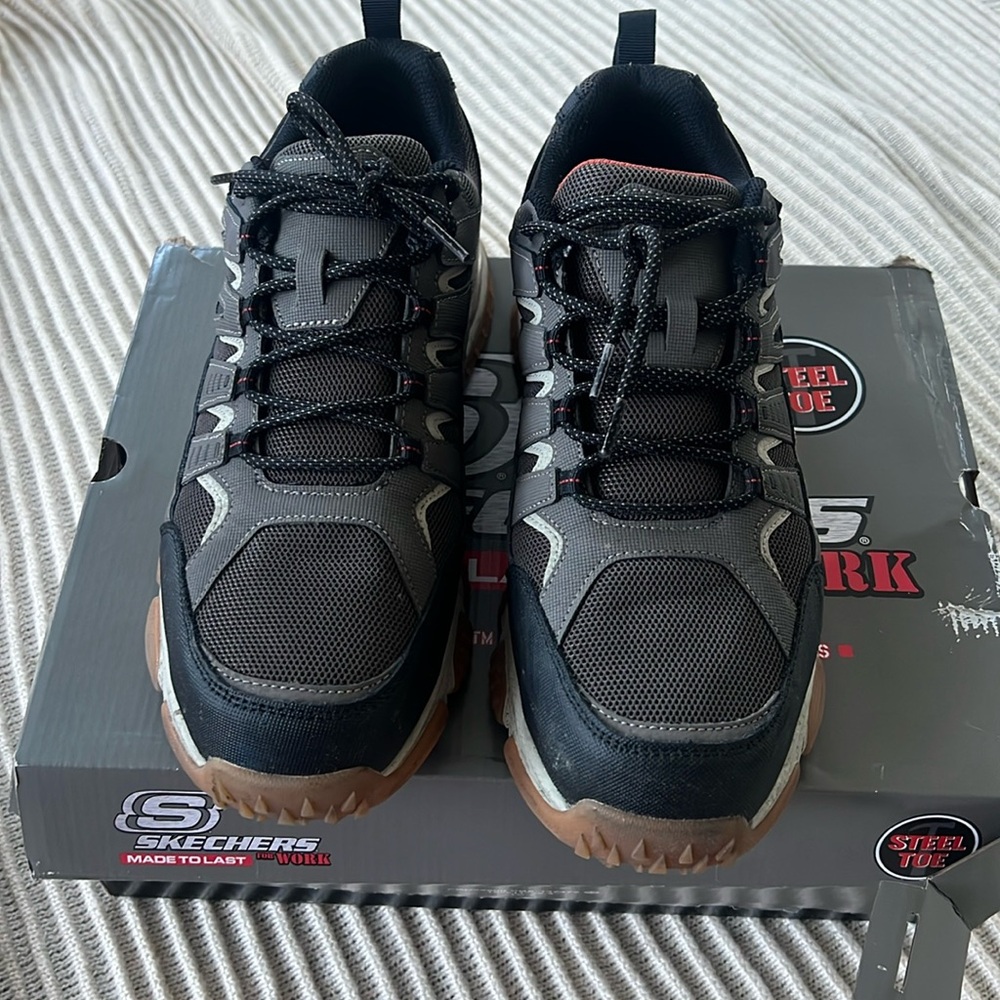 PRE-LOVED size 12 Skechers-Mens